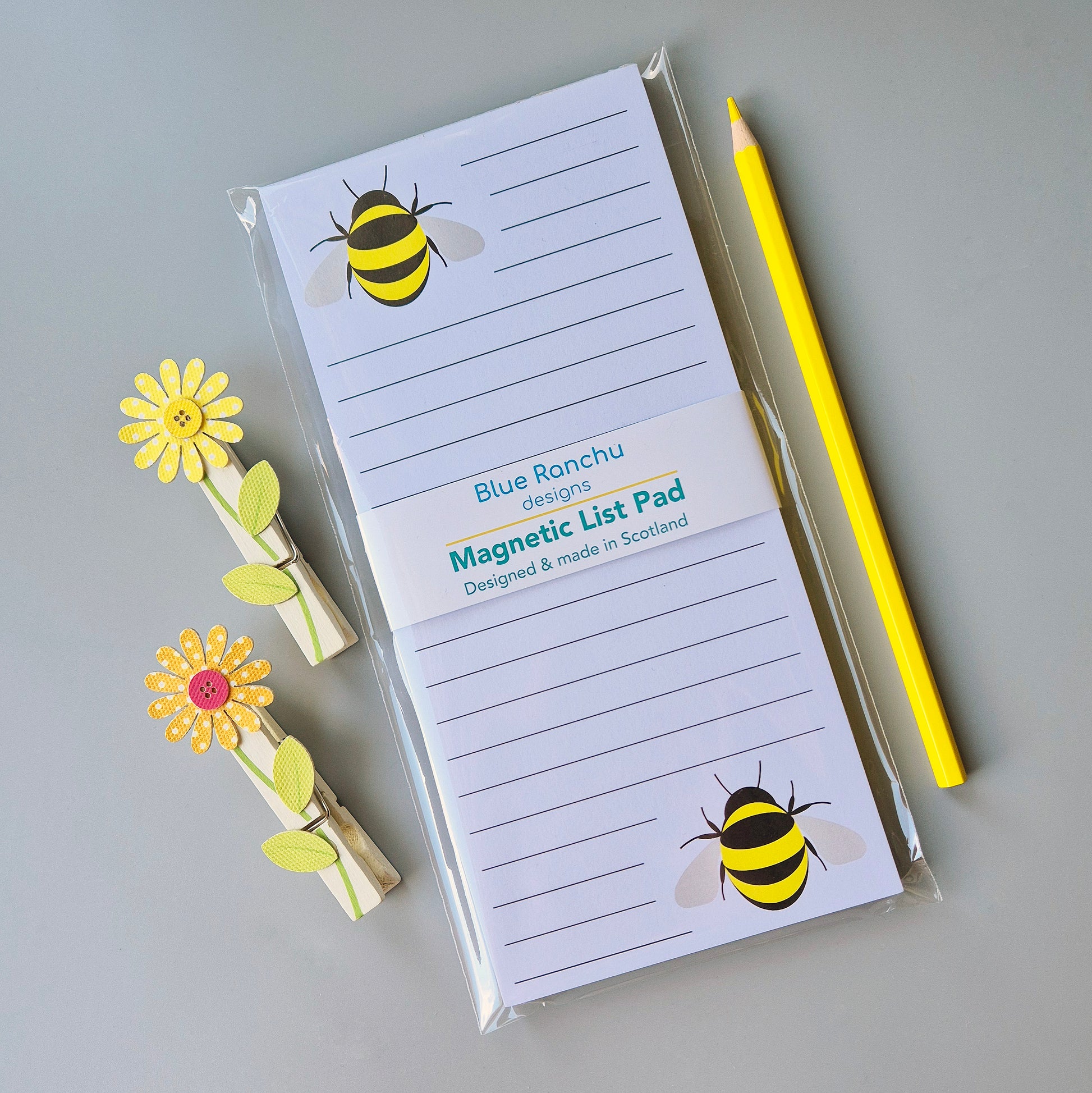 Bee magnetic list pad in eco, plastic-free packaging