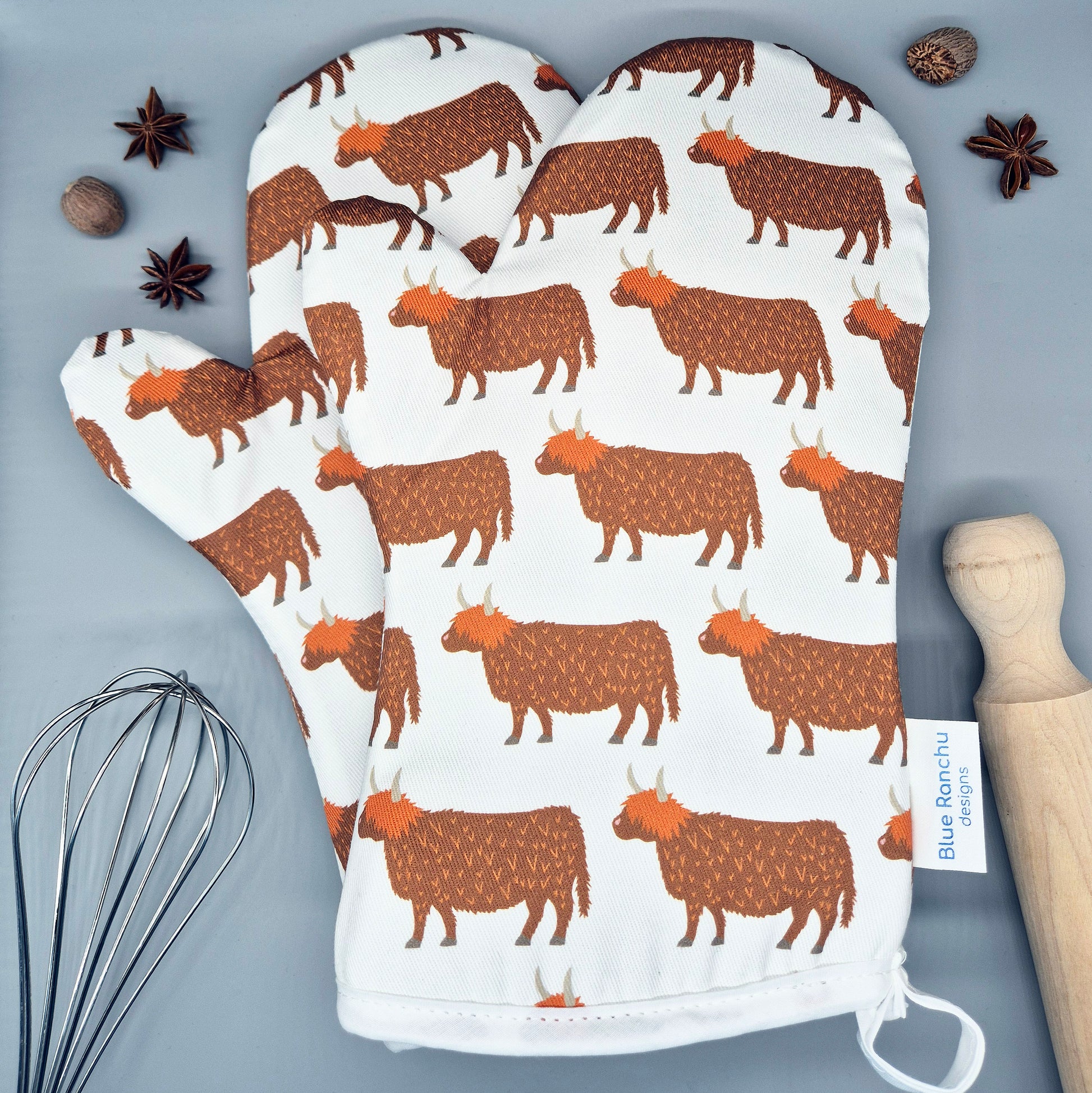 Set of 2 Highland Cow oven gloves with all over print
